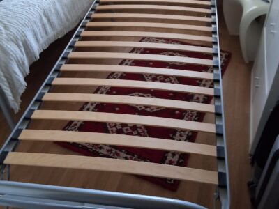 Metalen bed. Hoofd- en voeteneinde plooien onder het bed - wieltjes zorgen dan voor vlotte verplaatsing