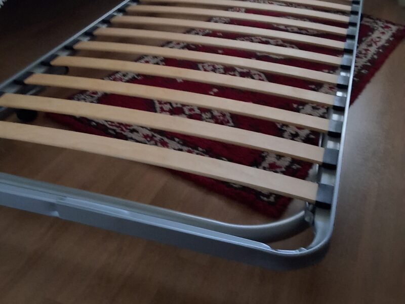 Metalen bed. Hoofd- en voeteneinde plooien onder het bed - wieltjes zorgen dan voor vlotte verplaatsing