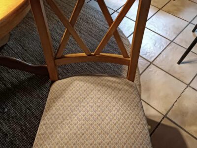 Ronde tafel en stoelen