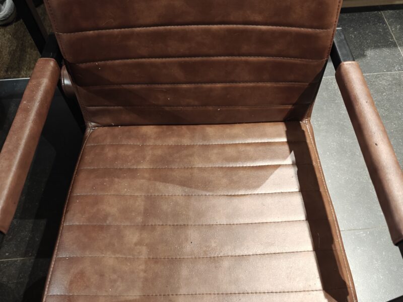 6 bruine lederen stoelen