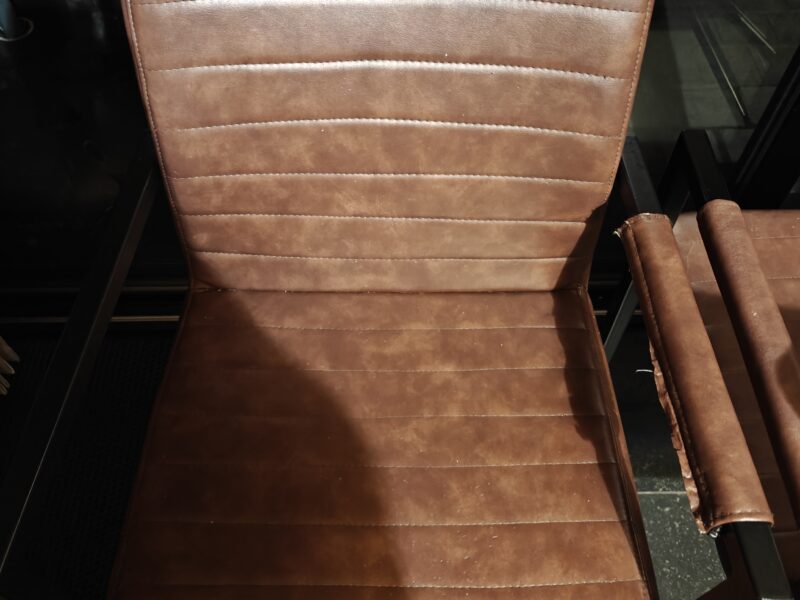 6 bruine lederen stoelen