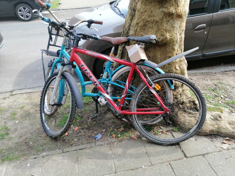 2 fietsen b-twin en trek mountainbike