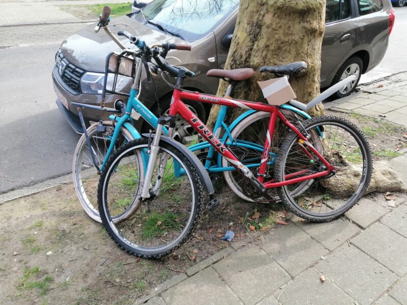 2 fietsen b-twin en trek mountainbike